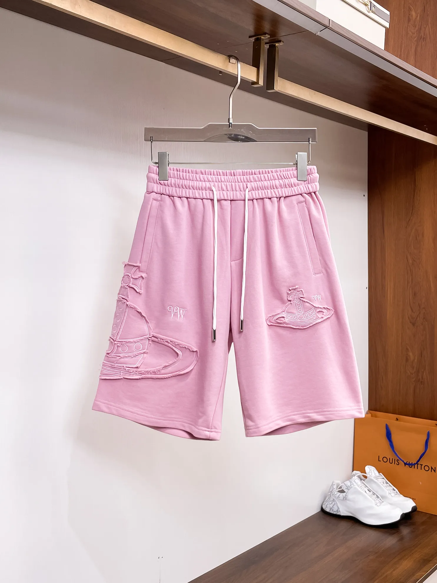 The Queen Mother's three-standard complete 2026 summer New Arrival men's casual shorts, advanced custom-made fabric Breathable fabric, Breathable elasticity and comfort, impeccable details, top-grade accessories, original logo design concept, delicate and soft feel! The upper body fit is awesome! Size: M-XXXL Please state your height and weight when ordering